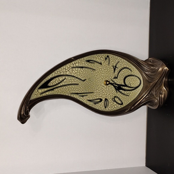 🔔 Last Chance 8/24/25 DeleteHeavy Clock Trippy Melting Clock bronze finish - Picture 7 of 7